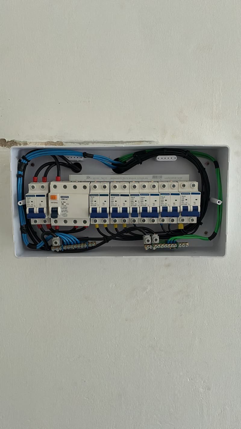 Quadro compacto de disjuntores embutido em parede clara